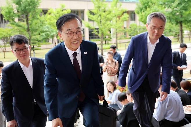 김윤덕 국토교통부 장관 후보자가 15일 오전 경기 과천시 정부과천청사에 마련된 인사청문회 사무실로 출근하고 있다. 뉴스1