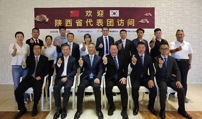 지난 13일 부산 영도구 소재 목장원 컨벤션홀에서 샨시성·부산 경제무역 교류 협력 좌담회가 열린 가운데 김종현 동아대 교수(앞줄 왼쪽 두 번째부터)와 샨시성 판완춘 상무부청장, 김대오 한국에너지전환사업단 대표 등이 기념촬영하고 있다. 한국에너지전환사업단 제공
