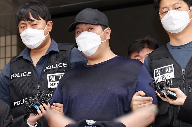 서울 강북구 미아동 마트에서 흉기를 휘둘러 1명을 살해하고 1명을 다치게 한 김성진이 지난 5월 1일 서울 강북경찰서에서 검찰로 구속 송치되고 있다. /사진=뉴스1
