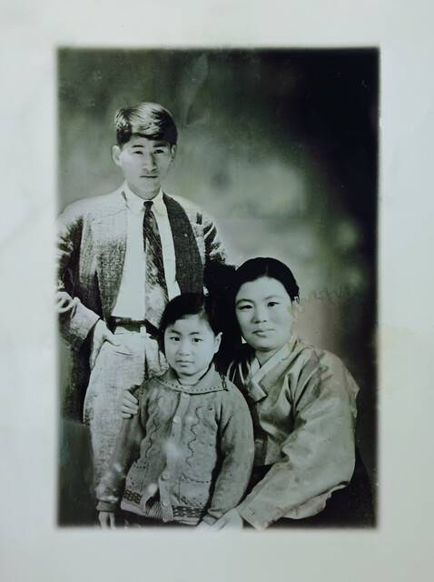 1960년 국민학교(초등학교) 입학기념으로 엄마와 찍은 사진에 돌아가신 생부의 생전 모습을 합성해 만든 가족사진. 2002년 이프의 허은철 아트디렉터 작품. 나는 그렇게라도 아버지와 같은 세상에서 만나고 싶었던 것 같다. 실제로 본 적 없는 유씨 아버지(유인웅)와 나를 사랑으로 키워준 심씨 아버지(심진섭)라는 두 존재를 통과해야만 비로소 내 유년시절이 설명된다 하겠다. 필자 제공