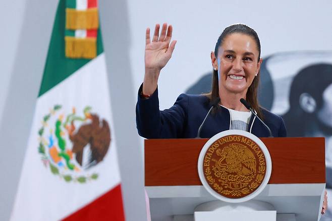 14일(현지시각) 멕시코의 멕시코시티 대통령궁에서 열린 기자회견에서 손을 흔들고 있는 클라우디아 셰인바움 멕시코 대통령 모습. 로이터연합뉴스