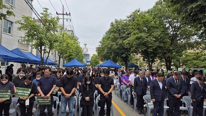 오송 참사 2주기인 15일 저녁 충북도청 앞길에서 오송 참사 추모 문화제 참석자들이 묵념으로 희생자들의 넋을 기리고 있다. 오윤주 기자