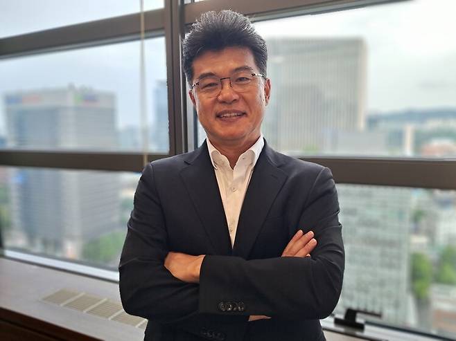 윤석열 탄핵소추 법률대리인단의 실무총괄을 맡았던 김진한 변호사가 14일 오후 서울 종로구 법무법인 클라스한결 회의실에서 포즈를 취하고 있다. 고경태 기자