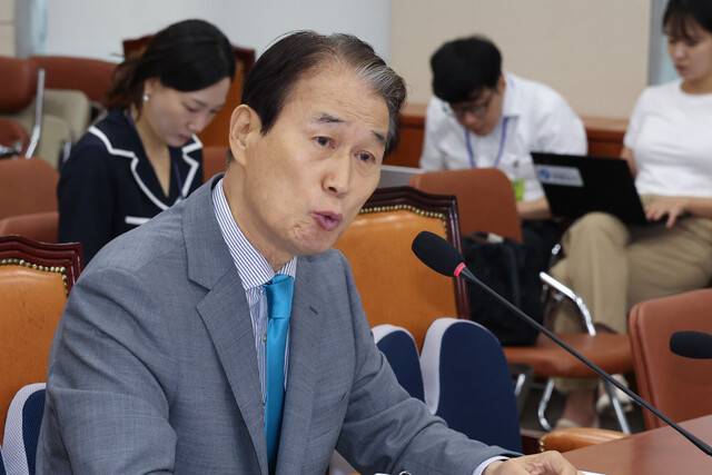 권오을 국가보훈부 장관 후보자가 15일 국회 정무위원회에서 열린 인사청문회에서 물음에 답하고 있다. 김영원 기자 forever@hani.co.kr