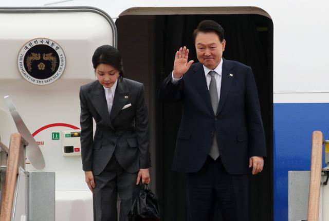 윤석열 대통령과 김건희 여사가 지난해 10월 6일 경기 성남시 서울공항에서 아세안정상회의 참석차 출국하기 전 공군1호기에 올라 인사를 하고 있다. 왕태석 선임기자