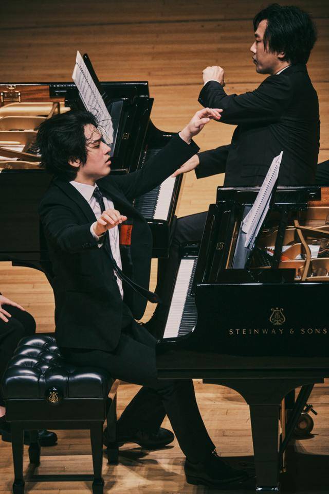 14일 롯데콘서트홀에서 열린 '현대카드 컬처프로젝트 30 손민수 & 임윤찬' 공연에서 피아니스트 임윤찬(왼쪽)과 손민수가 연주하고 있다. 현대카드·목프로덕션 제공