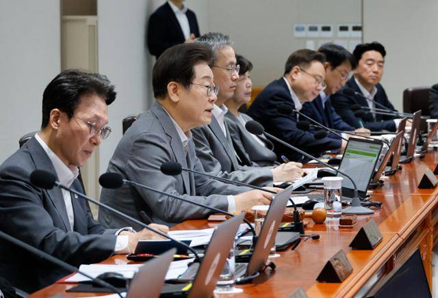 이재명 대통령이 15일 서울 용산 대통령실에서 열린 제31회 국무회의에서 모두발언을 하고 있다. 왕태석 선임기자