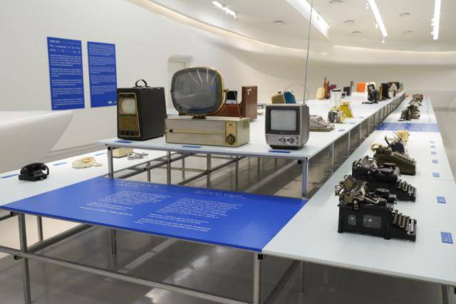 서울 동대문디자인플라자(DDP) 뮤지엄 3층 둘레길 갤러리에서 열린 특별전 '시대의 언어'에 나온 가전제품. 서울디자인재단 제공