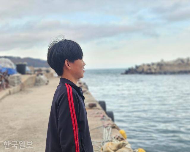 4월 24일 임지호군이 약 한 달 만에 돌아온 집 앞 바다를 바라보고 있다. 임시 거처에서 마을까지 오는 길 까맣게 타버린 숲을 보는 게 힘들어 그토록 좋아하던 바다에 발길을 끊었다고 했다. 영덕=이유진 기자