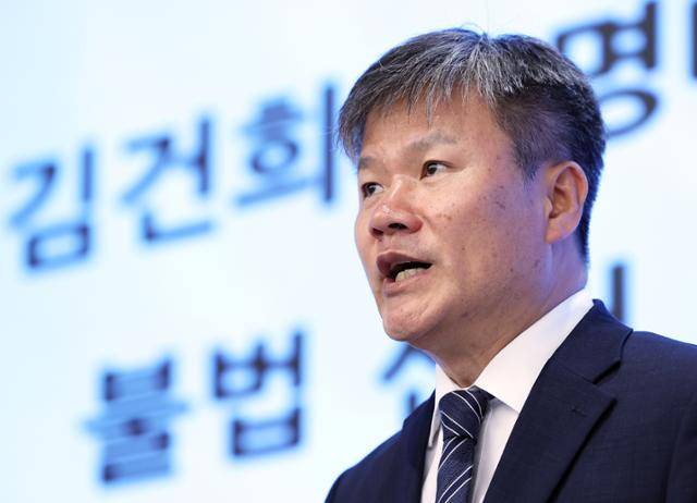 김건희 여사와 관련한 각종 의혹 사건을 수사하는 민중기 특별검사팀의 문홍주 특검보가 9일 오후 서울 종로구 KT광화문빌딩에서 정례 브리핑을 하고 있다. 뉴스1