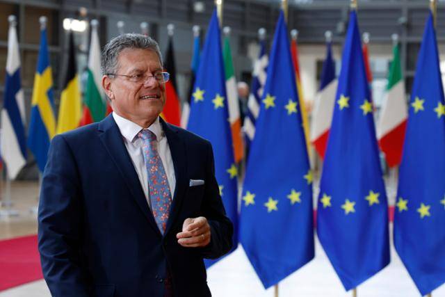 마로시 셰프초비치 유럽연합(EU) 무역·경제안보 집행위원이 지난 5월 15일 벨기에 브뤼셀의 EU 집행위원회 건물로 들어서고 있다. 브뤼셀=AP 연합뉴스