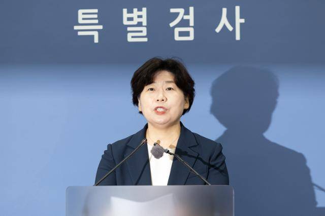 12·3 불법 비상계엄을 수사 중인 조은석 특별검사팀의 박지영 특검보가 15일 특검 사무실이 마련된 서울 서초구 고등검찰청 기자실에서 정례 브리핑을 하고 있다. 뉴시스