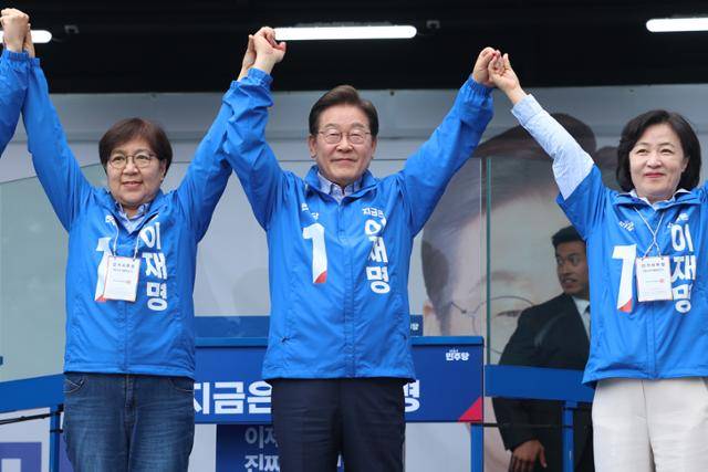 6월 2일 경기도 스타필드 하남점 광장에서 정은경(왼쪽) 보건복지부 장관 후보자가 이재명 당시 더불어민주당 대통령 후보와 팔을 들어 올리고 있다. 연합뉴스