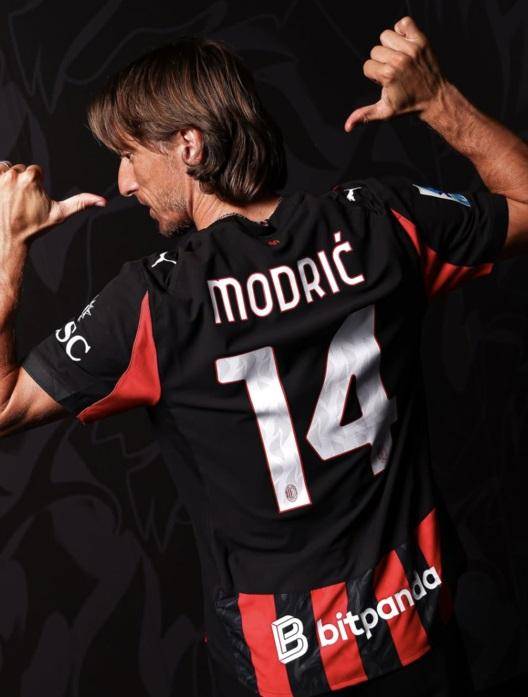 루카 모드리치가 15일(한국시간) AC밀란의 사회관계망서비스(SNS)를 통해 새 유니폼에 새겨진 등번호 14를 가리키고 있다. 구단 SNS 캡처