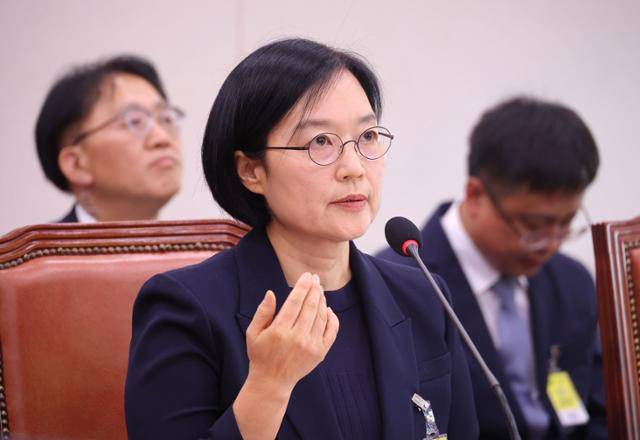 한성숙 중소벤처기업부 장관 후보자가 15일 서울 여의도 국회 산업통상자원중소벤처기업위원회 인사청문회에서 질의에 답변하고 있다. 연합뉴스