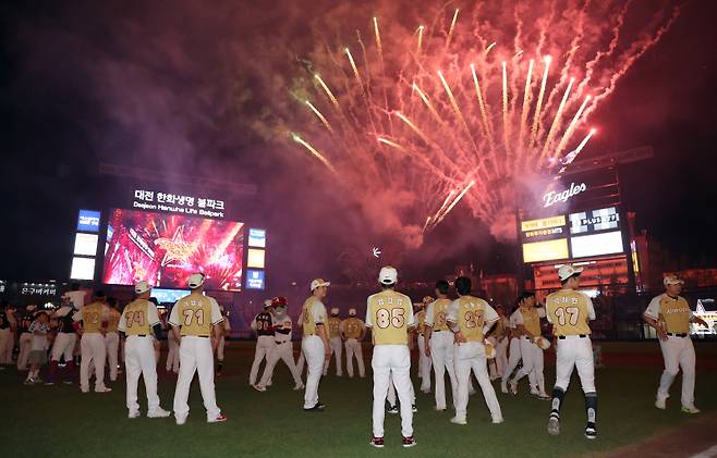 2025 신한 SOL뱅크 KBO 올스타전이 12일 오후 대전 한화생명볼파크에서 열렸다. 나눔팀이 8-6 승리 했다. 경기종료 후 그라운드 위로 화려한 불꽃놀이가 펼쳐지고 있다 대전=정시종 기자 capa@edaily.co.kr /2025.07.12.