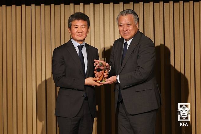 15일 수원 코트야드 메리어트호텔에서 열린 제6회 EAFF 임시총회에서 만장일치로 회장으로 추대된 정몽규 대한축구협회 회장(왼쪽). 오른쪽은 다시마 고조 전 EAFF 회장. 사진=대한축구협회