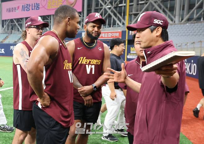 14일 홍원기 감독과 고형욱 단장, 김창현 수석코치를 한꺼번에 해임한 키움 히어로즈가 설종진 감독대행 지휘로 15일 오후 고척 스카이돔에서 훈련했다. 훈련전 설종진 감독대행이 외국인 선수들과 얘기하고 있다. 고척=정시종 기자&nbsp; /2025.07.15.