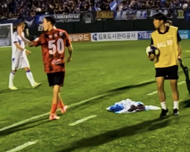 김포FC 박동진이 지난달 29일 인천 유나이티드 코치에게 손가락 욕설을 하는 모습. 사진=인천 유나이티드 유튜브 캡처