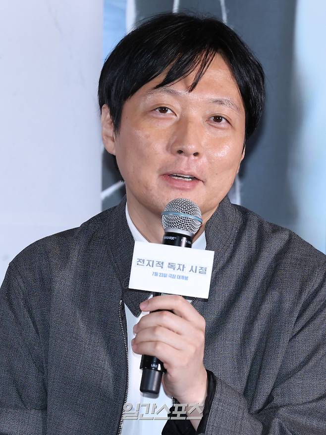 김병우 감독이 15일 오후 서울 강남구 메가박스 코엑스점에서 열린 영화 '전지적 독자 시점' 언론배급시사회 및 기자간담회에 참석해 인사말을 하고 있다. '전지적 독자 시점'은 10년 이상 연재된 소설이 완결된 날 소설 속 세계가 현실이 되고, 유일한 독자였던 '김독자'가 소설 주인공 '유중혁' 등을 만나 멸망한 세상에 살아남기 위해 나서면서 벌어지는 이야기. 오는 23일 개봉. 서병수 기자 qudtn@edaily.co.kr /2025.07.15/