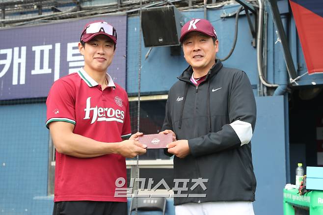 키움 홍원기 감독이 15일 오후 잠실야구장에서 열리는 LG와의 원정 경기를 앞두고, 스승의 날을 맞아 주장인 송성문으로부터 상품권을 선물로 받고있다. 잠실=정시종 기자 /2025.05.15.