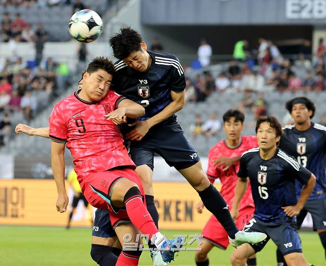 2025 동아시아축구연맹(EAFF) E-1 챔피언십(동아시안컵) 대한민국과 일본의 경기가 15일 오후 경기도 용인 미르스타디움에서 열렸다. 주민규가 상대 문전에서 공중볼을 다투고 있다. 용인=김민규 기자 mgkim1@edaily.co.kr /2025.07.15/