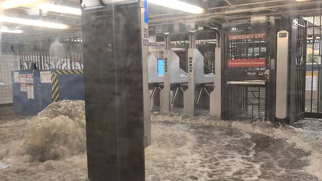 14일(현지시간) 폭우로 침수된 미국 뉴욕의 지하철 역