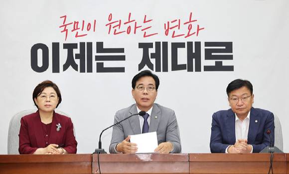 국민의힘 송언석 비상대책위원장 겸 원내대표가 15일 국회에서 열린 원내대책회의에서 발언하고 있다.  [사진=연합뉴스]