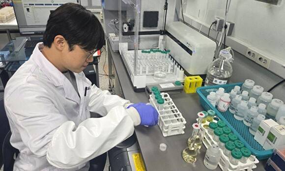 경기도농업기술원 연구원이 도내 농업용수의 수질를 검사하고 있다. [사진=경기도]