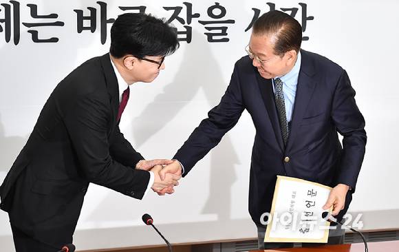 한동훈 국민의힘 전 대표가 10일 오후 서울 여의도 국회에서 권영세 국민의힘 비상대책위원장을 만나 악수를 하고 있다. [사진=곽영래 기자]