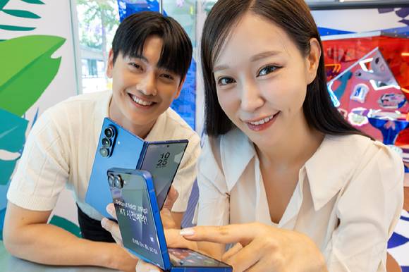 모델들이 KT ‘갤럭시 Z 폴드7·Z 플립7’ 사전 예약을 소개하고 있다. [사진=KT]