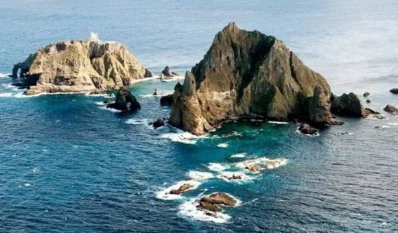 한국 정부는 일본 정부의 이 같은 표기에 단호히 대응할 것이라 엄포를 놓았다. 사진은 독도 전경. [사진=경상북도]