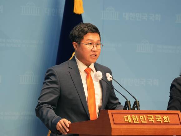 김성열 전 개혁신당 수석대변인이 8일 국회 소통관에서 기자회견을 통해 7·27 전당대회에서 최고위원에 출마하겠다고 밝히고 있다. [사진=개혁신당]