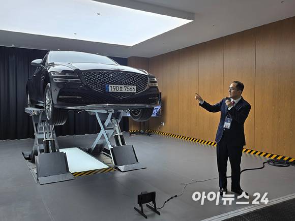 이정환 SK렌터카 대표이사가 15일 충남 천안시 SK렌터카 오토옥션에서 경매 출품 차량의 상태를 온라인 라이브 방송을 통해 확인할 수 있는 스튜디오에 대해 소개하고 있다. [사진=김종성 기자]