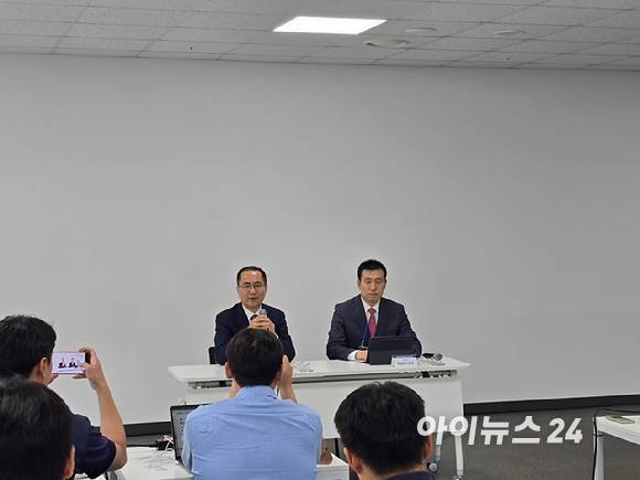 (왼쪽부터)이정환 SK렌터카 대표이사와 박상욱 SK렌터카 경영지원부문장이 15일 충남 천안시 SK렌터카 오토옥션에서 기자들의 질문에 답하고 있다. [사진=김종성 기자]