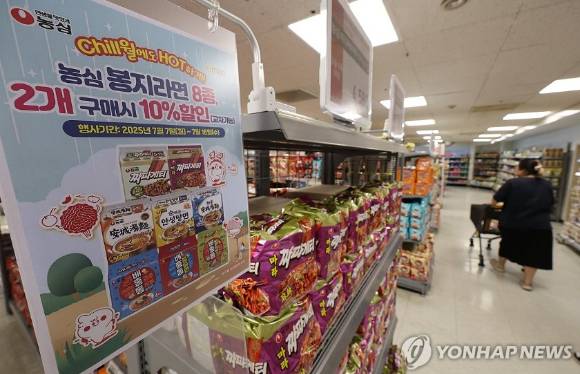 정부와 식품·유통업계가 먹거리 물가 부담을 낮추기 위해 대규모 할인행사를 진행하기로 했다. 소비자들이 많이 찾는 라면과 빵, 커피 등을 대형마트와 편의점에서 최대 50% 저렴하게 판매한다. 농림축산식품부는 식품·유통업계 간담회를 열어 물가안정을 위한 여름 휴가철 가공식품 할인행사를 개최하기로 했다고 밝혔다. 사진은 7일 서울 한 대형마트 라면 판매대에 가격 할인 안내문이 붙어 있는 모습. [사진=연합뉴스]