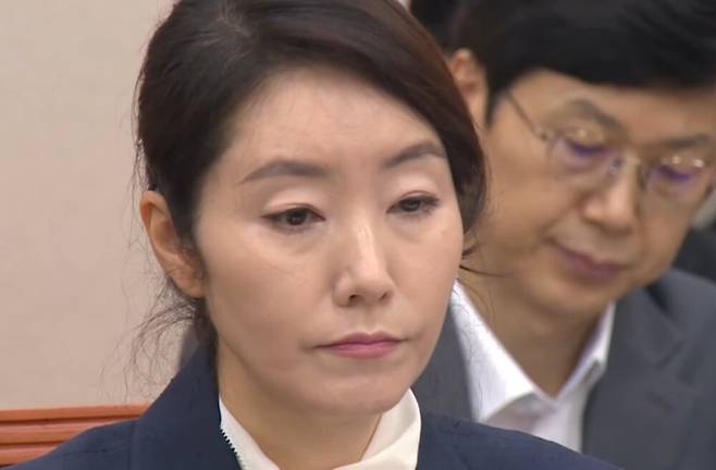 지난 14일 열린 강선우 여성가족부 장관 후보자 인사청문회에서, 강 후보자가 의원들의 질의를 듣고 있다. (SBS 캡처)