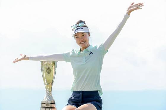 에비앙 챔피언십에서 역전 우승을 차지한 호주 교포 그레이스 킴이 우승 트로피 앞에서 기뻐했다. [AFP=연합뉴스]