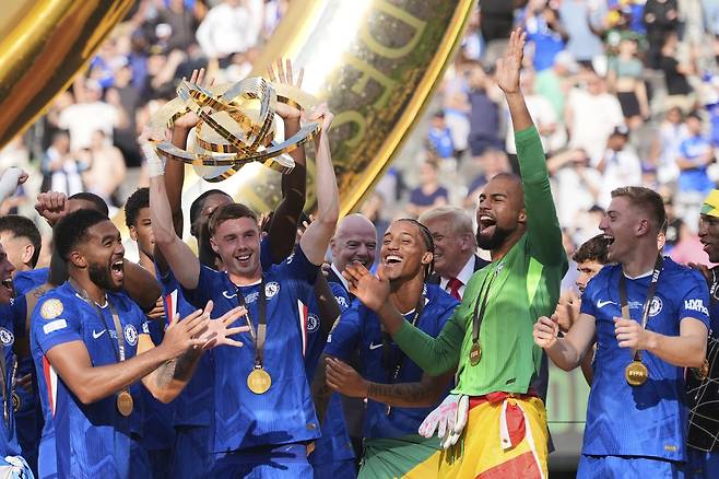 첼시의 콜 파머가 FIFA 클럽월드컵 우승 트로피를 들어 올릴 때까지, 도널드 트럼프(뒤) 미국 대통령은 시상대를 떠나지 않고 정중앙에 계속 서 있었다. 눈치 없는 행동에 첼시 선수들은 당황했지만 그대로 우승 세리머니를 이어갔다. [AP=연합뉴스]