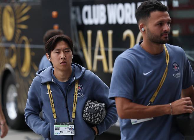클럽월드컵 결승전에서 벤치만 지킨 PSG 이강인(왼쪽). 올여름 이탈리아 나폴리 등으로 떠날거라는 전망이 나온다. [로이터=연합뉴스]
