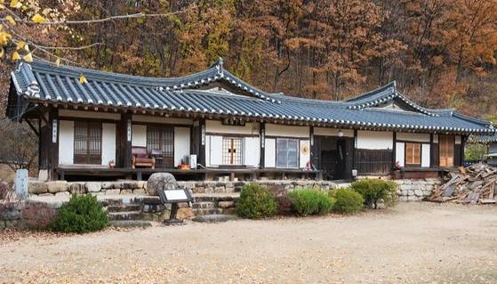 경북 독립운동기념관 부근의 백하구려(白下舊廬). 이상룡의 처남 김대락이 이 지역 최초의 근대식 학교인 협동학교 교사로 내줬던 집이다. 이상룡은 김대락, ‘만주벌 호랑이’로 불린 김동삼, 마을 주민 150여 명과 함께 만주 서간 도로 망명길에 올랐다. [사진 김정탁, 경상북도 독립운동기념관]