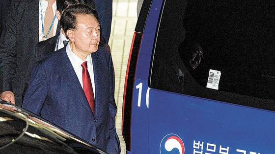 윤석열 전 대통령이 지난 9일 서울 서초구 서울중앙지법에서 열린 직권남용 등 혐의 영장실질심사(구속 전 피의자 심문)를 마친 뒤 대기 장소인 서울구치소로 이동하기 위해 법원을 나서는 모습. 뉴시스
