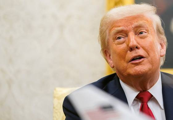 도널드 트럼프 미국 대통령이 14일(현지시간) 백악관에서 마르크 뤼터 나토 사무총장과의 회담 도중 기자들의 질문에 답하고 있다. 로이터=연합뉴스