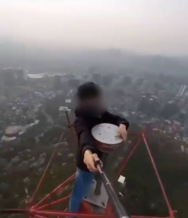 서울 남산타워 꼭대기를 무단으로 오른 남성이 검찰에 송치됐다. 연합뉴스