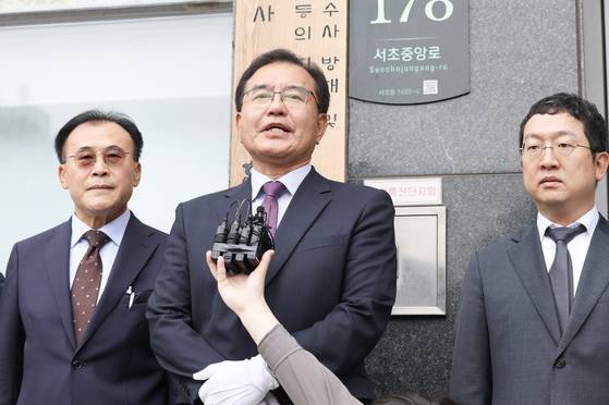 이명현 순직해병 특별검사(가운데)와 류관석(왼쪽)·정민영 특검보. 김경록 기자