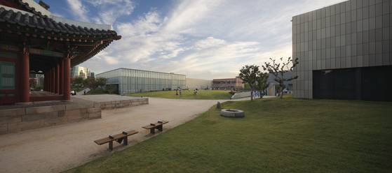 국립현대미술관. 종친부 가까이서 바라본 서울관 후면. 마당과 길이 경계 없이 이어진다. [사진제공=건축전문사진작가 김종오]