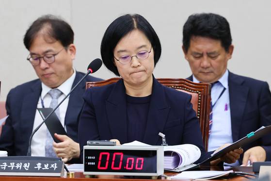 한성숙 중소벤처기업부 장관 후보자가 15일 오전 서울 여의도 국회 산업통산자원중소벤처기업위원회에서 열린 인사청문회에 출석해 자료를 살피고 있다. 뉴스1