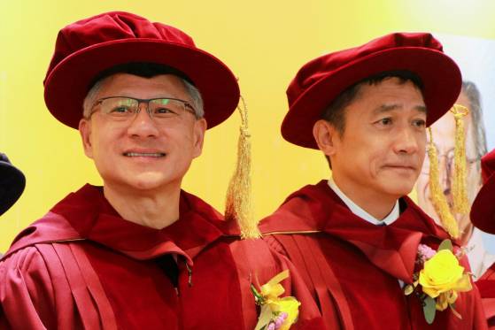 지난해 11월 홍콩 과기대에서 명예박사 학위를 받은 젠슨 황 엔비디아 CEO와 영화배우 토니 룽. 로이터=연합뉴스