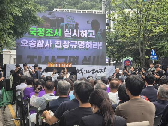 오송 지하차도 참사 2주기인 15일 유족협의회와 시민대책위원회가 충북도청 앞에서 추모제를 개최했다. 최종권 기자