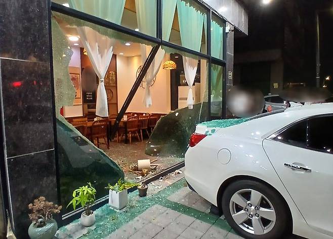 지난 11일 오후 인천 서구 청라동 한 중식당으로 승용차가 돌진하는 사고가 발생했다. 사진 인천소방본부